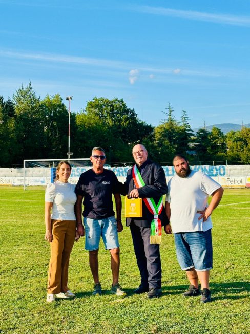 consegna-defibrillatori-castelraimondo-3-488x650