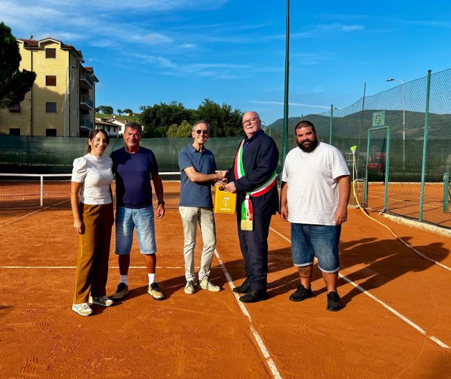 consegna-defibrillatori-castelraimondo-4-650x546