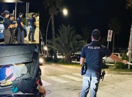 Tenta di rubare sulle auto in sosta,  39enne bloccato sul lungomare.  Drink serviti dopo le 3: multa