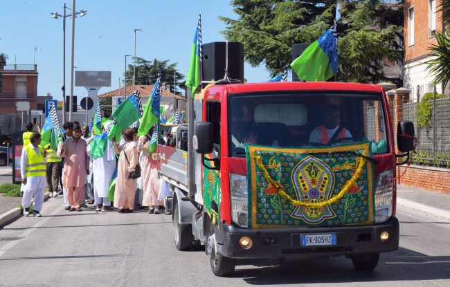 corteo-islamico-per-nascita-maometto-via-cecchetti-civitanova-FDM-2-650x415