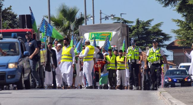 corteo-islamico-per-nascita-maometto-via-cecchetti-civitanova-FDM-3-650x354