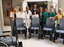 Dopo il ricovero della mamma  dona cinque sedie a rotelle all’ospedale