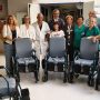 Dopo il ricovero della mamma  dona cinque sedie a rotelle all’ospedale
