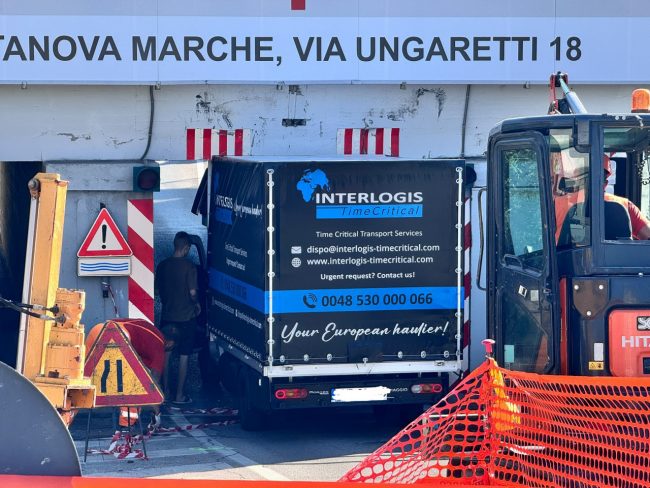 furgone-incastrato-sottopasso-4-650x488