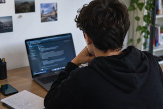 giovane-al-pc-giovane-al-computer