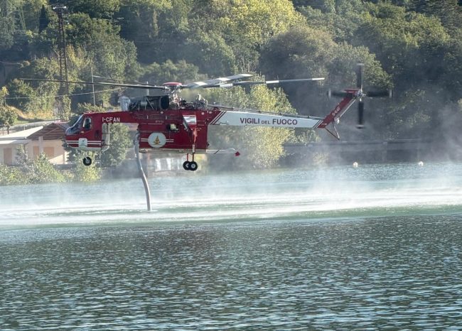 Scoppia incendio nel bosco, elicottero e due Canadair in azione (Video)