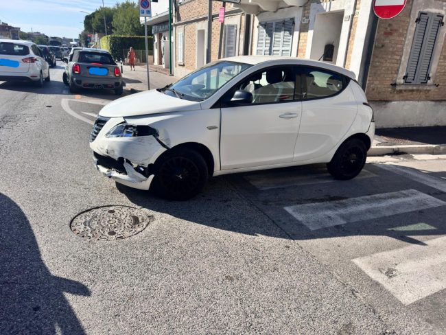 incidente auto moto statale civitanova (8)