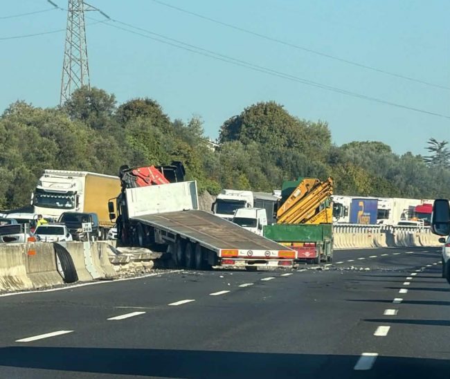 incidente-camion-tir-superstrada-porto-santelpidio-4-650x548