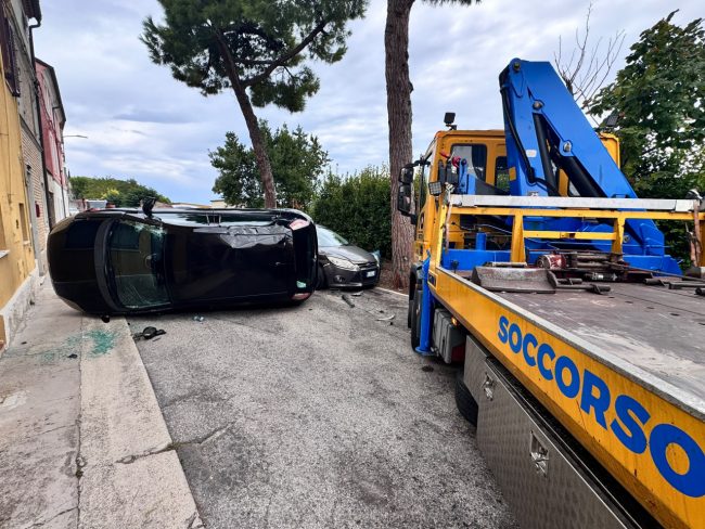 incidente montecanepino auto ribaltata vigili fuoco polizia locale panichelli (6)