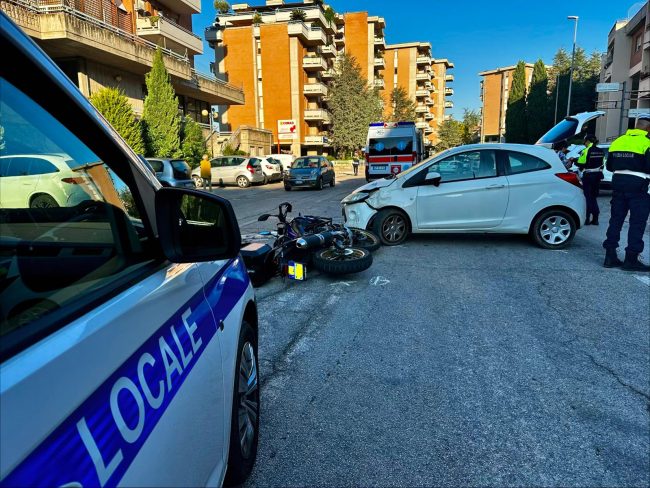 incidente-via-silone-moto-auto-macerata-4-650x488