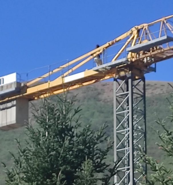 operaio minaccia di buttarsi gru ussita