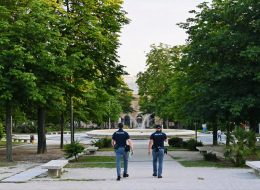 Importuna le ragazze ai Giardini Diaz, arriva la polizia e fa resistenza: arrestato un 21enne