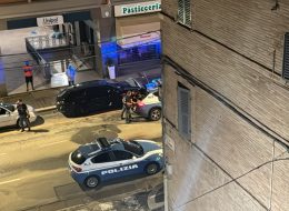 Ubriaco in strada a petto nudo  inveisce contro gruppo di giovani,  interviene la polizia