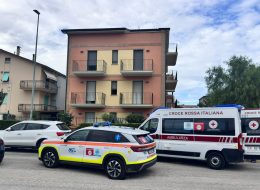Tragedia a Porto Potenza,  precipita dal terzo piano e muore