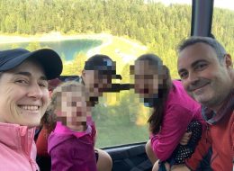 «Cerco una terapia per le mie figlie,  andremo al Moorfields Eye di Londra»  Ma servono soldi: avviata raccolta fondi
