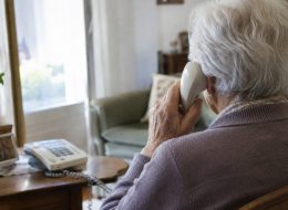 «Siamo poliziotti, dobbiamo passare  a consegnare dei documenti»  Truffa sventata da una 74enne