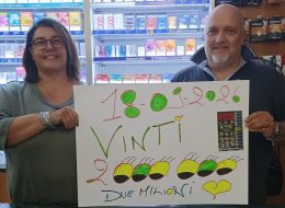 «Ho letto bene?», vinti 2 milioni di euro.  Il biglietto che cambia la vita di un’anziana