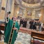 Una festa per i 50 anni  e in chiesa scatta il selfie