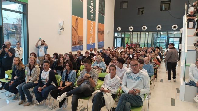 A destra le famiglie dell'associazione Tristar