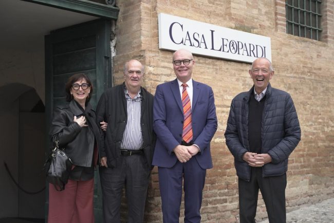 Al-centro-il-rettore-John-McCourt-con-lo-scrittore-Colm-Toibin