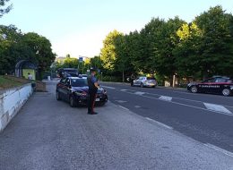 Litiga con uno studente,  poi gli punta una pistola