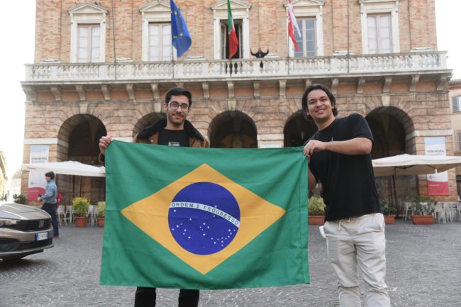 Diego e Momin lula brasile piazza libertà