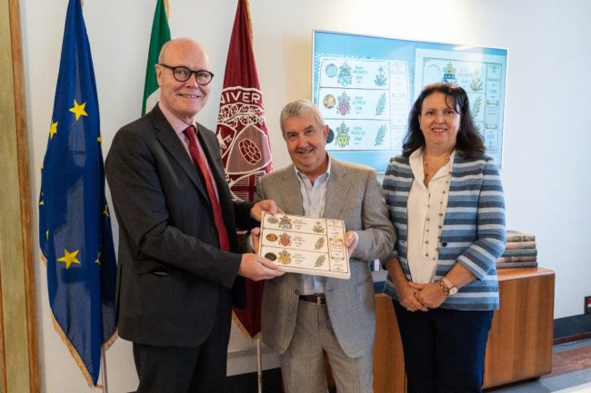 Luciano-Cencioni-insieme-alla-moglie-mostra-il-manufatto-con-il-sigillo-e-le-due-medaglie-a-rettore-John-McCourt