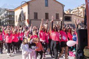 Tolentino si è tinta di rosa:  in centinaia alla Pink parade  per la ricerca sui tumori femminili