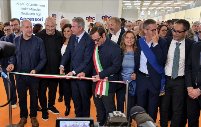 Taglio-del-nastro-per-Abc-Fashion-Event-e1792590227337-650x411