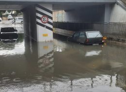 Una “piscina” nel sottopasso:  bloccate due auto
