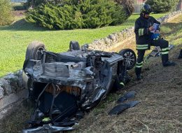 Scontro sulla strada Regina,  si ribalta con l’auto e finisce nel canale