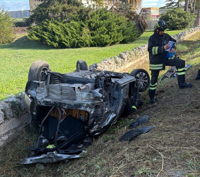auto-ribaltata-potenza-picena