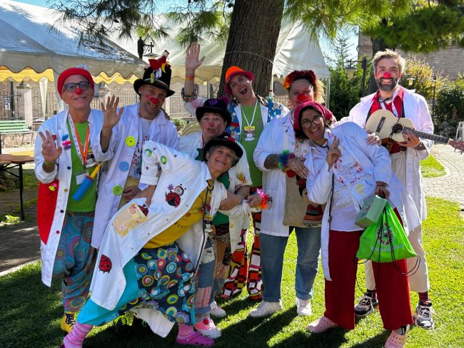 casa-riposo-montecosaro-clown-dottori-1-650x488