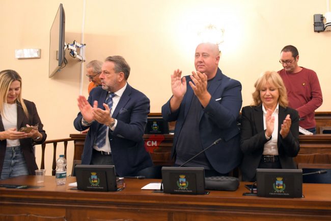 consiglio comunale ottobre 26 - esultanza turchi pollastrelli polverini - civitanova - FDM (17)