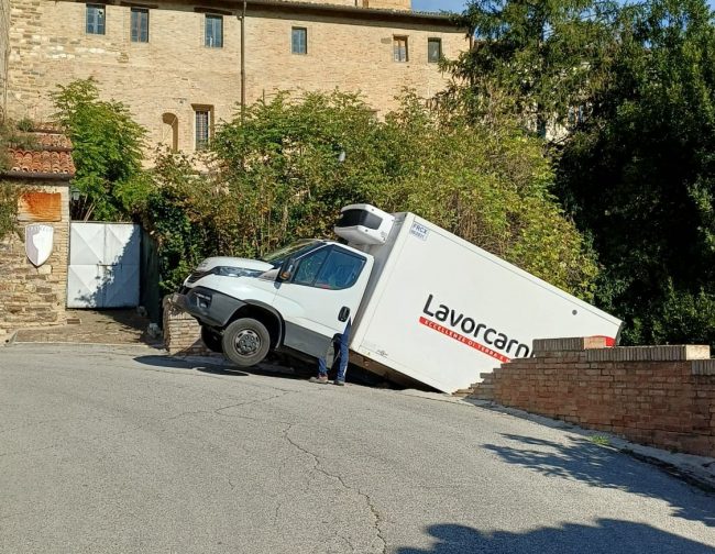 furgone-Incidente-Castello-al-Monte-san-severino