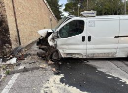 Col furgone contro un muretto:  morto un 56enne