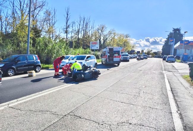 incidente-auto-scooter-statale-16-3-650x441