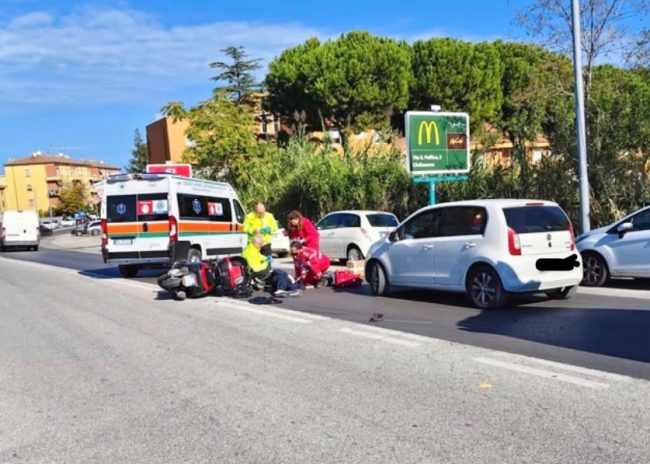 incidente-auto-scooter-statale-16-5-650x464