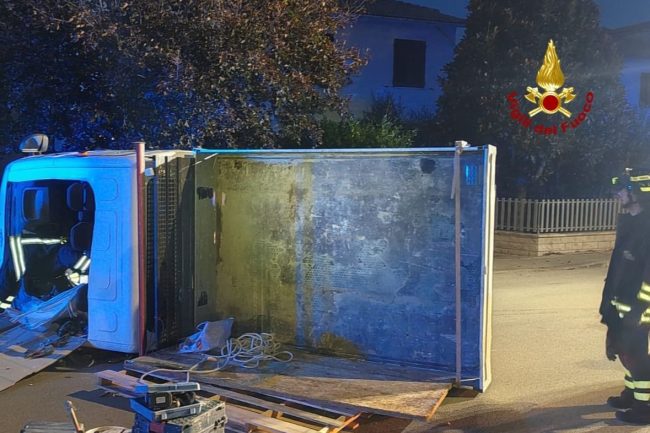 Scontro tra auto e camion, un ferito in ospedale