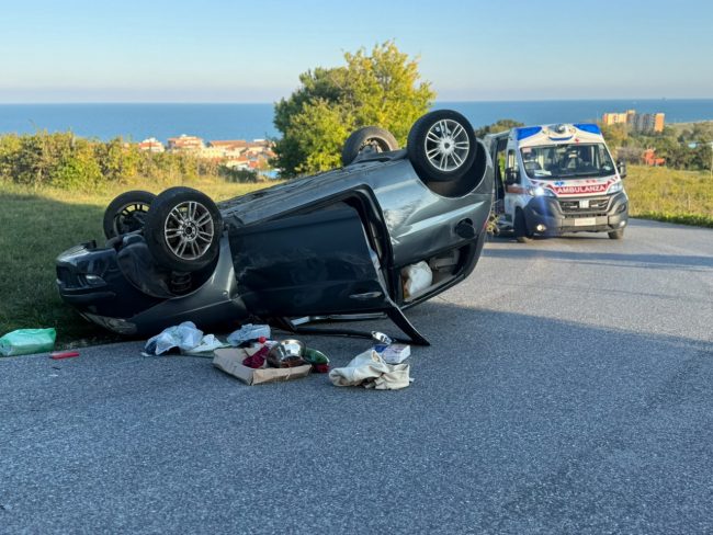 incidente potenza picena auto ribaltata (1)