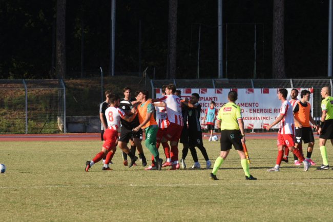 maceratese foligno tafferugli in campo