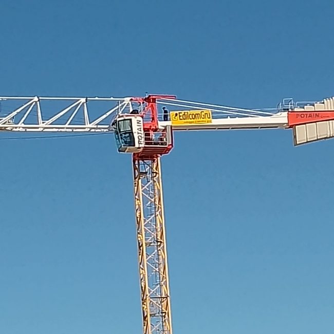 operai-gru-tolentino-cantiere