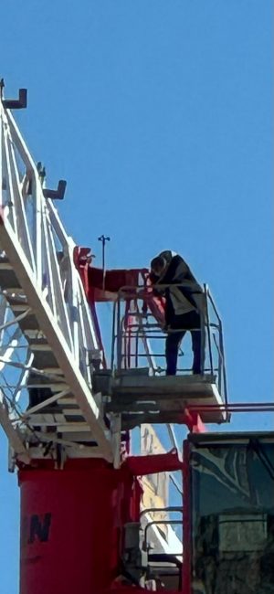 operaio-ricostruzione-tolentino-gru