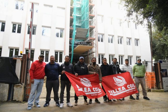 protesta-operai-cantiere-ex-palazzo-genio-civile-3-650x433