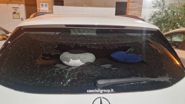 sasso-contro-lunotto-auto-cristo-re-2-650x366