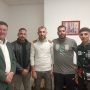 Protesta per 11 ore sulla gru,  gli operai ricevuti dal sindaco:  «Raccontato le loro vicende»