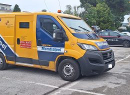 Auto tampona un portavalori,  soccorsi in viale Pausula
