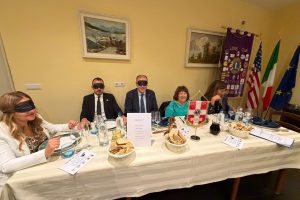 Una “cena al buio”  per sensibilizzare sulla cecità
