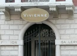 Maxi furto nella boutique,  i ladri svuotano Vivienne:  portati via oltre 250 capi